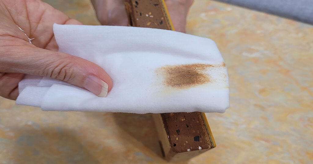 황토판을 물티슈로 닦았을 때, 황토가 묻어나오는 모습